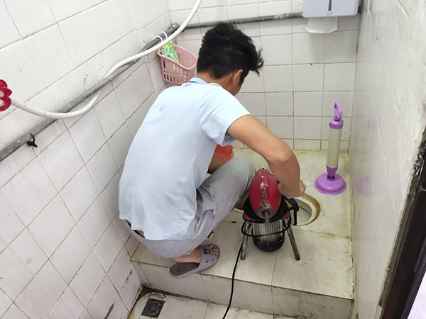光明管道堵塞冒臭气 专业师傅现场解决问题