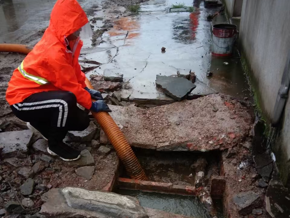 光明专业清理污水池 炜誉市政以规范流程守护城市 “肠道”