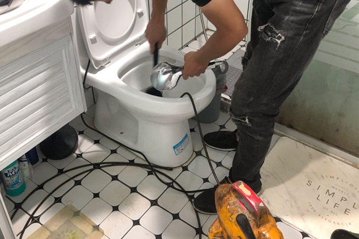 光明马桶堵塞自己疏通还是找师傅？专业上门服务让你省时更省心